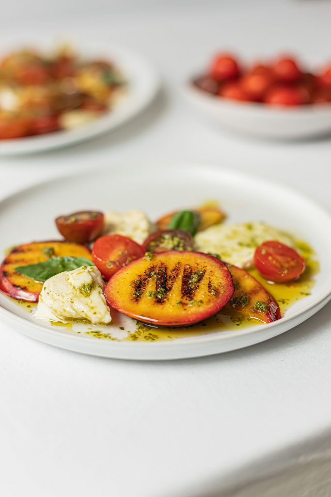 Ensalada-de-nectarinas-a-la-parrilla-con-tomates,-mozzarella-y-pesto