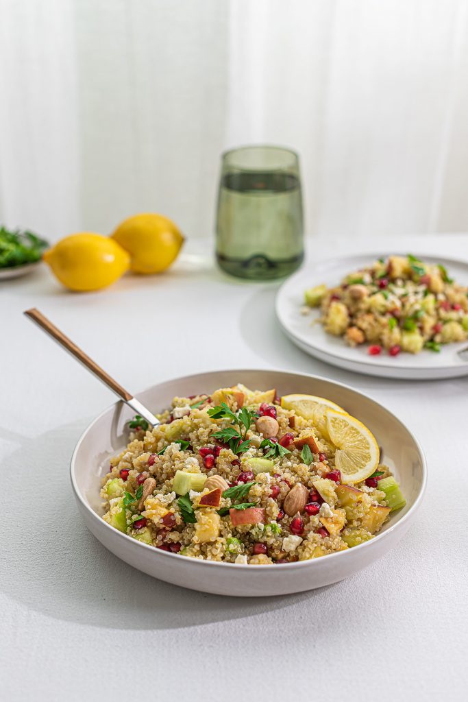 Ensalada-de-quinoa-al-curry-con-manzana-roja-granada-y-almendras