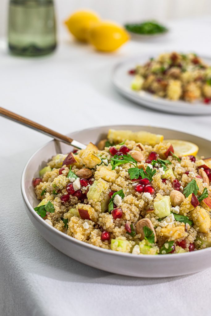 Ensalada-de-quinoa-al-curry-con-manzana-roja-granada-y-almendras