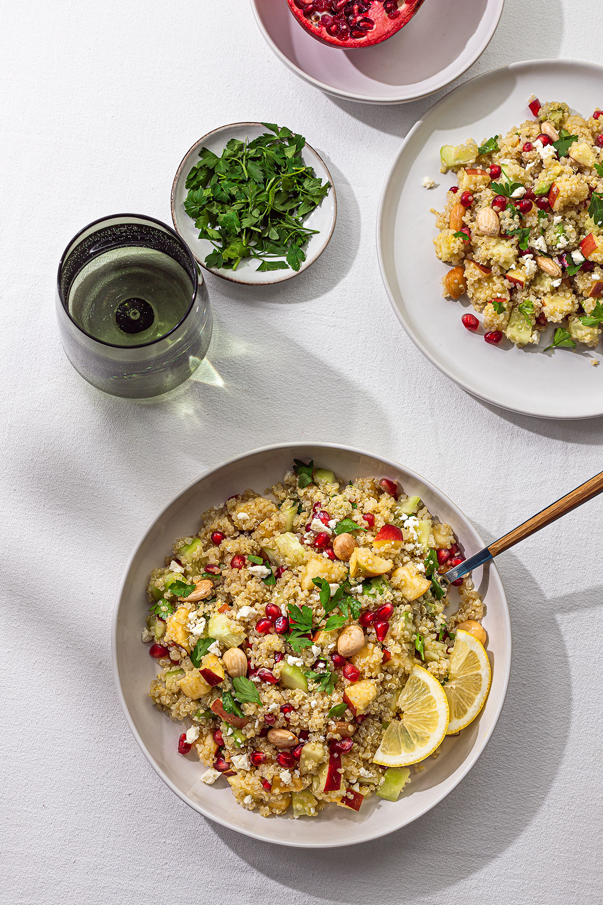 Ensalada-de-quinoa-al-curry-con-manzana-roja-granada-y-almendras
