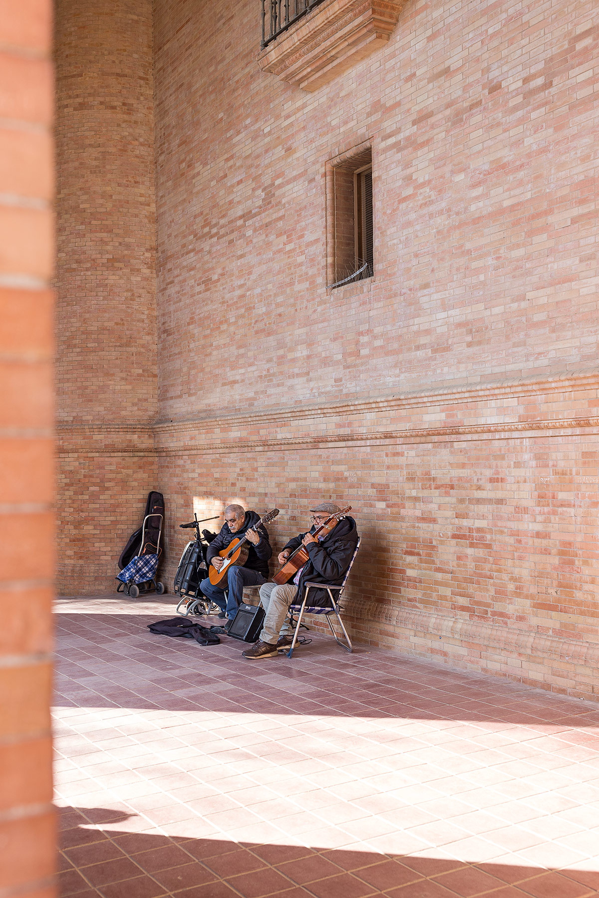 Musicos-en-Plaza-España-Sevilla
