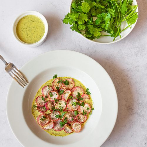 Rabanos-asados-con-salsa-verde-de-tahini