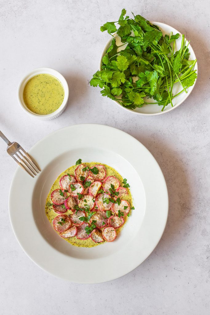 Rabanos-asados-con-salsa-verde-de-tahini
