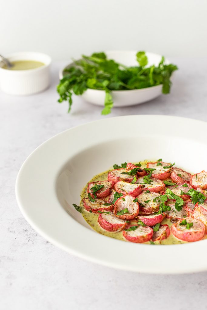 Rabanos-asados-con-salsa-verde-de-tahini