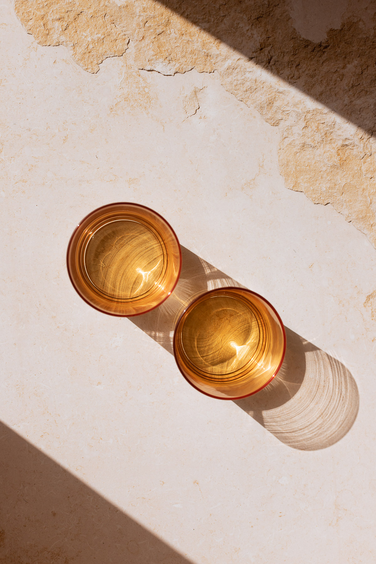 Vasos de vino sobre piedra