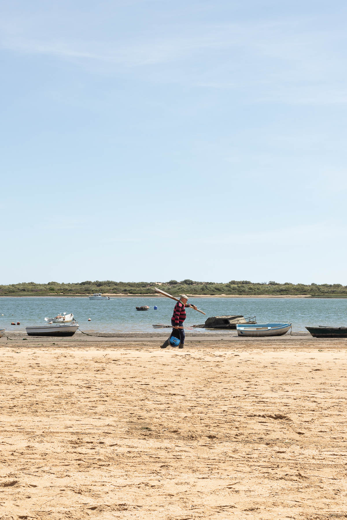 Hombre portando herramientas de pesca en El Rompido, Huelva
